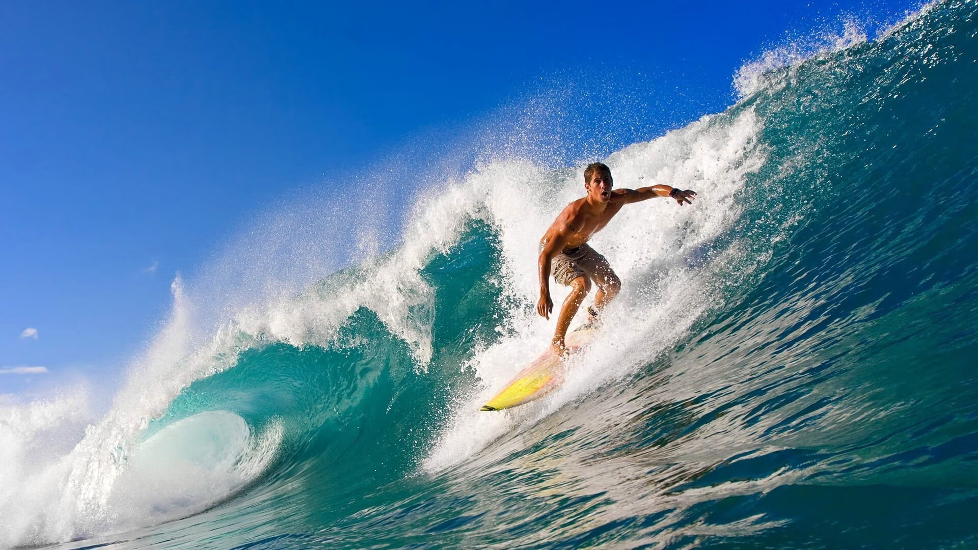 “高校毕业季最后一次校园跑” 毕业生挤满操场告别校园
